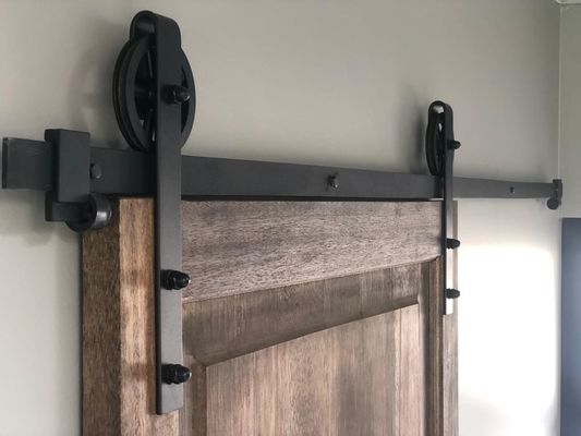 Seul kit noir de base coulissant en bois de rouleau de roue de rai de matériel de porte de grange de 6.6FT grand