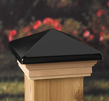 Chapeaux noirs de Matte Finish Powder Pyramid Post pour la barrière en bois de courrier