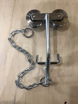 Les gerbes et les roues de rouleau de benne suspendue de banane pour la porte zinguent la surface blanche