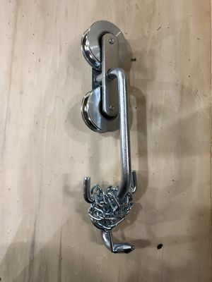 Les gerbes et les roues de rouleau de benne suspendue de banane pour la porte zinguent la surface blanche
