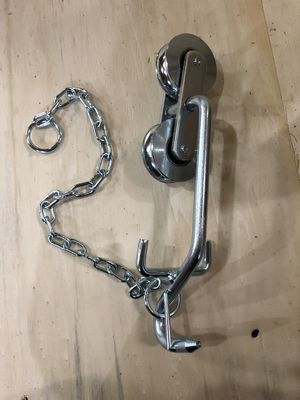 Les gerbes et les roues de rouleau de benne suspendue de banane pour la porte zinguent la surface blanche